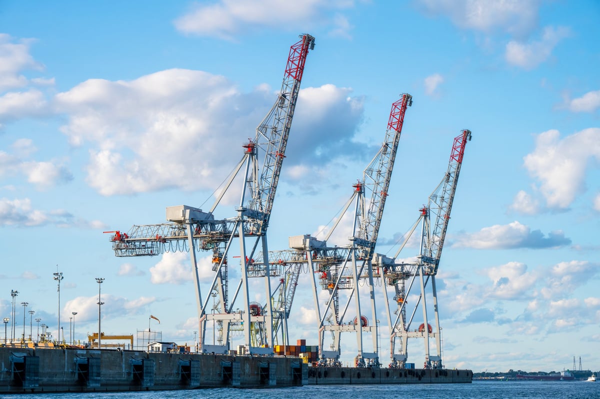 Puerto industrial costero con infraestructura perimetral de concertina inoxidable en México