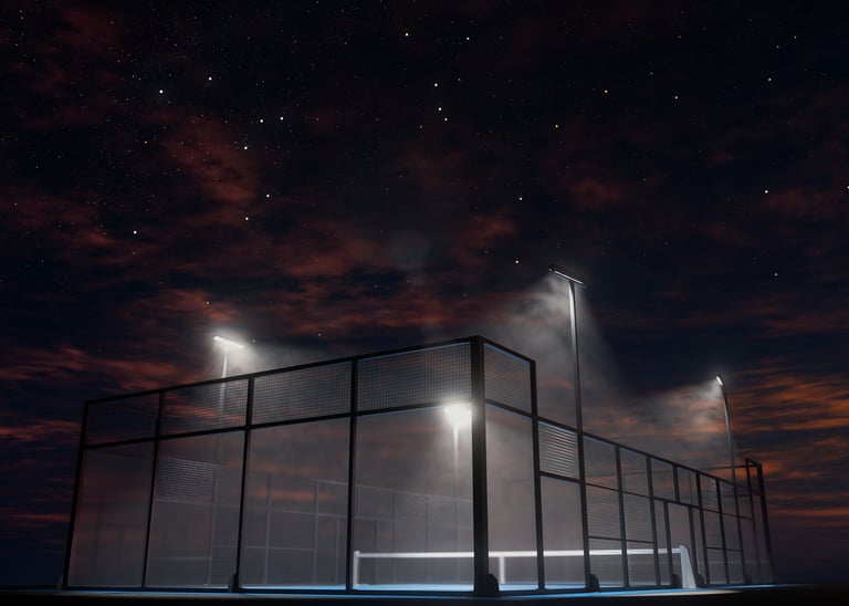 Cancha de pádel iluminada de noche con cerramiento perimetral profesional