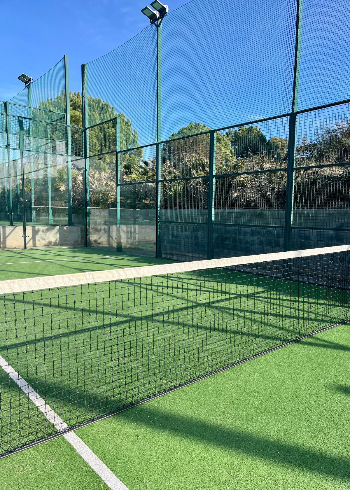 Cancha de pádel con cerramiento perimetral de reja de acero PROCERCAS