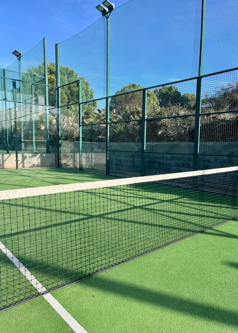 Cancha de pádel con cerramiento de reja de acero instalado por PROCERCAS en León, Guanajuato