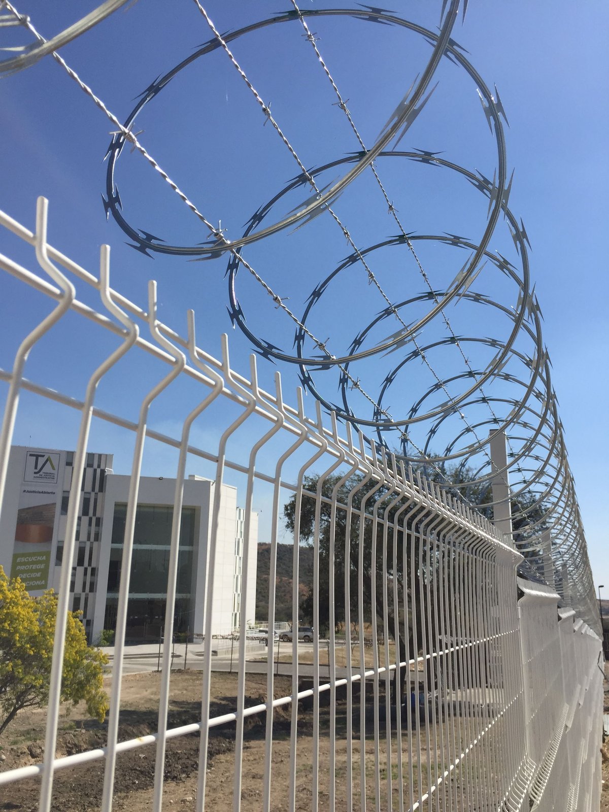 Concertina inoxidable instalada sobre cerca perimetral de seguridad para zonas costeras e industria en México - PROCERCAS